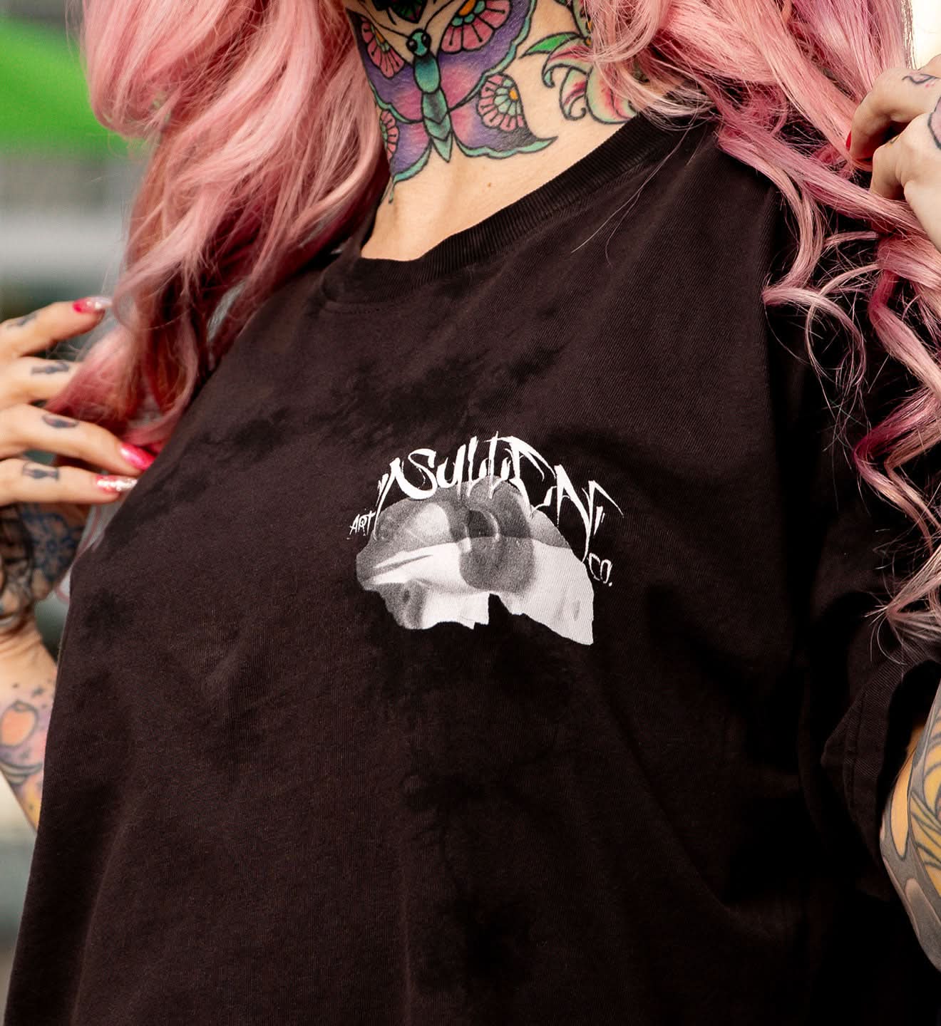 BLACK SULLEN TEE WITH MARBLE GRAPHIC